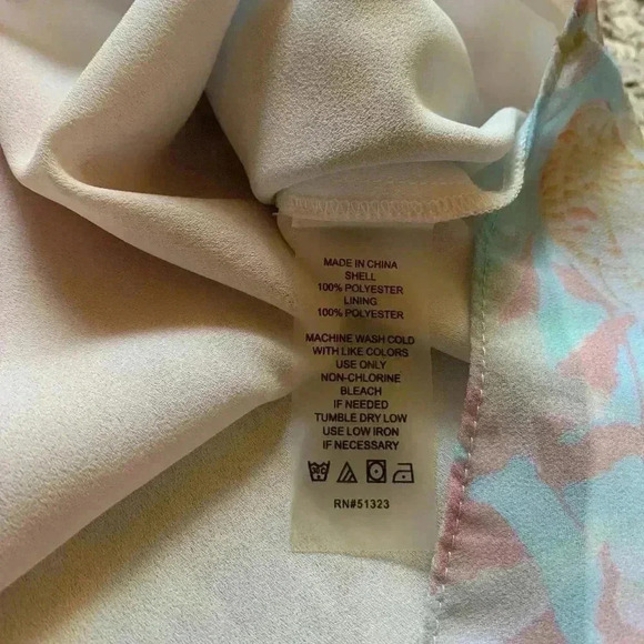 VINCE CAMUTO - Floral Ruffle Sleeve Top - Excellent Condition - Picture 13 of 13